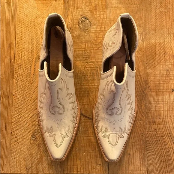 Ariat Stylish Cream Western Ankle Boots - Picture 2 of 8